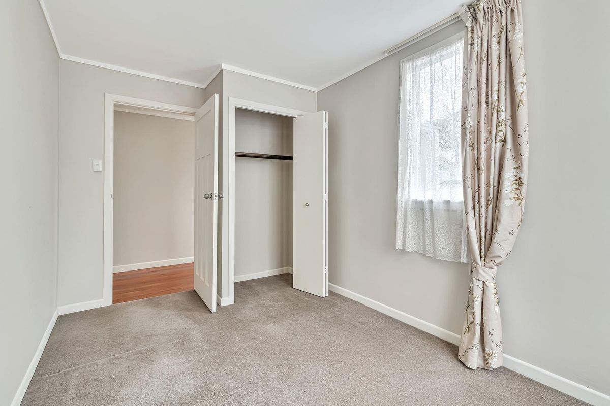 Prime Location  2 Bathrooms  Garage & Off-Street Parking  Top School Zones - Więcej