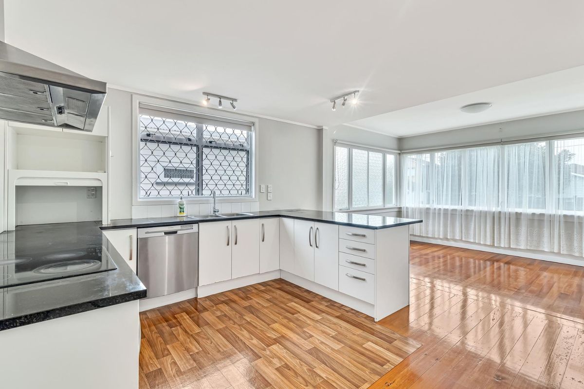 Prime Location  2 Bathrooms  Garage & Off-Street Parking  Top School Zones - Widok 3