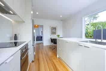 2/187 Titirangi Road, Titirangi