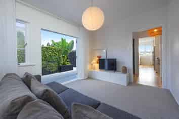 2/187 Titirangi Road, Titirangi