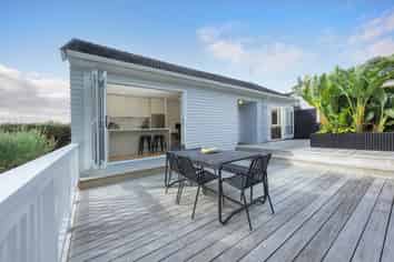 2/187 Titirangi Road, Titirangi