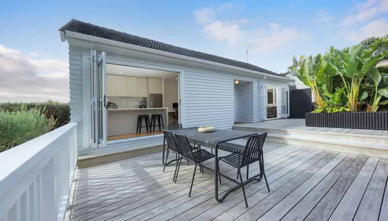 2/187 Titirangi Road, Titirangi