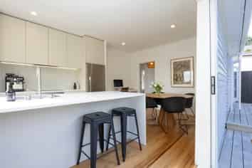 2/187 Titirangi Road, Titirangi
