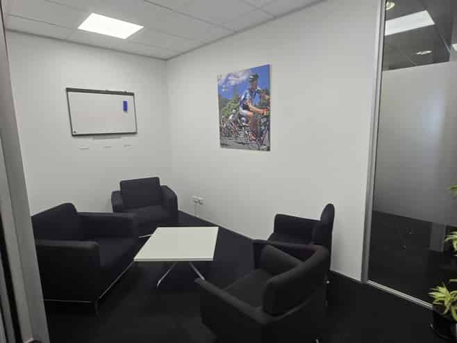 Quality fitted office, city fringe position