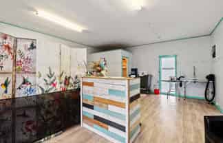 Retail/office in Glenholme