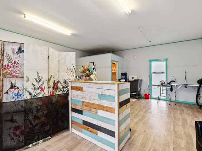 Retail/office in Glenholme