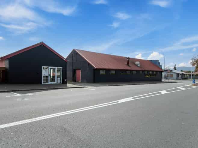 Retail/office in Glenholme