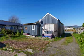 63 Lincoln Road, Addington