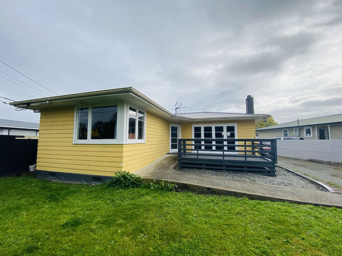 Yellow Gem on River Road, Masterton