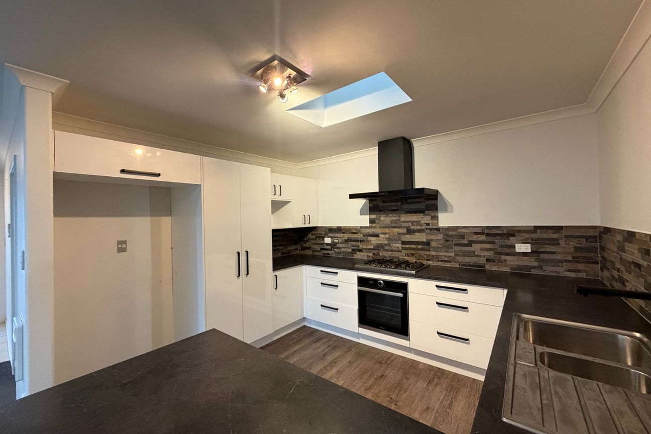 WIGRAM - 4 BEDROOMS, 2 BATHROOMS, 2 HEATPUMPS, DOUBLE INTERNAL ACCESS GARAGE - Aanzicht 4