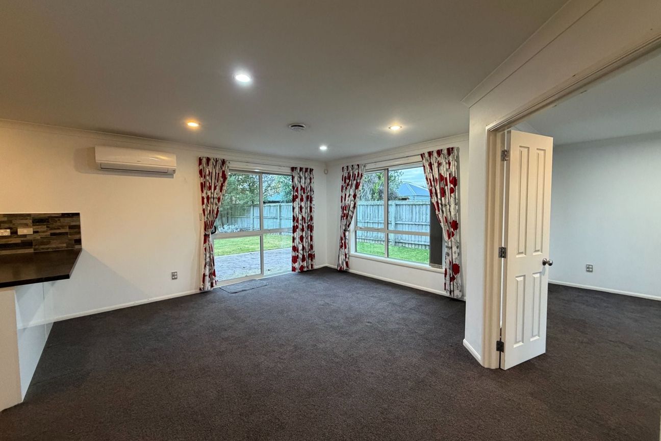 WIGRAM - 4 BEDROOMS, 2 BATHROOMS, 2 HEATPUMPS, DOUBLE INTERNAL ACCESS GARAGE - Meer