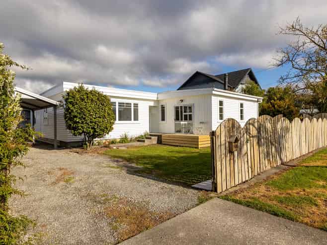 100 Brandon Street, Featherston