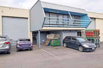 URGENT SALE - 360M² ON SALEYARDS

 
