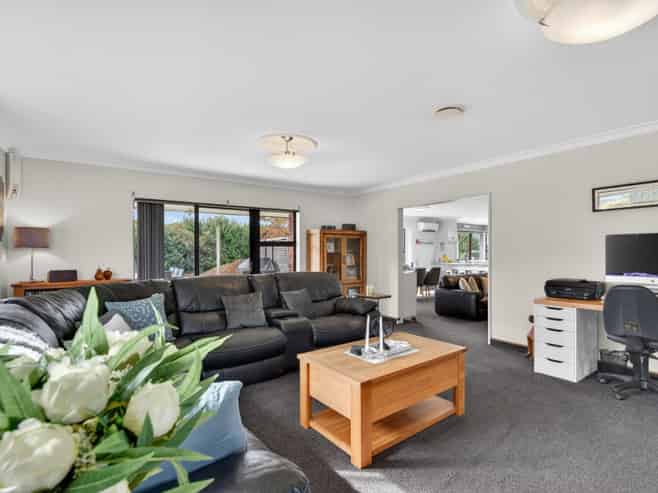 270A High Street South, Carterton