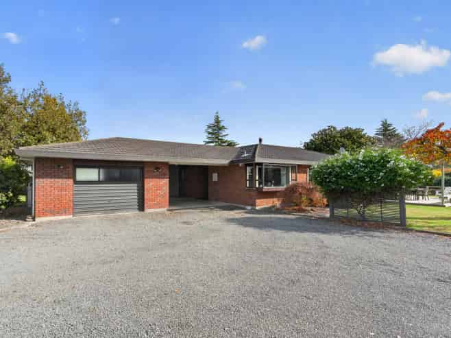 270A High Street South, Carterton