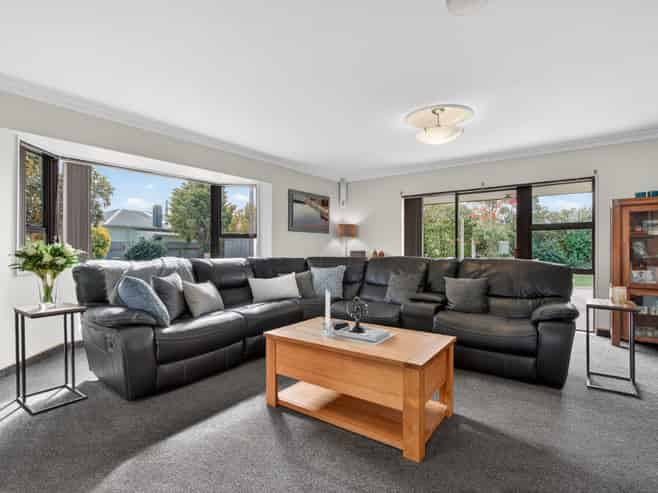 270A High Street South, Carterton