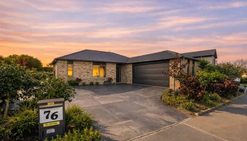 76 Fairway Drive, Shirley