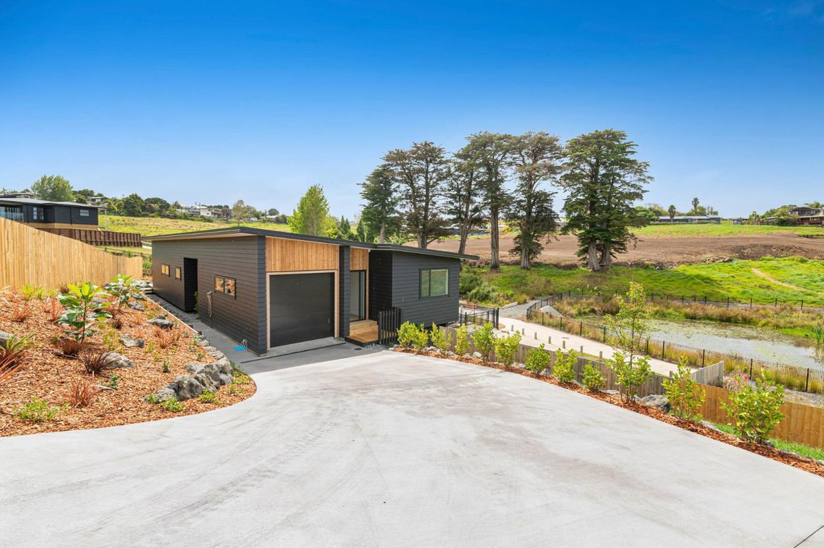 Beautifully presented new build, Snells Beach