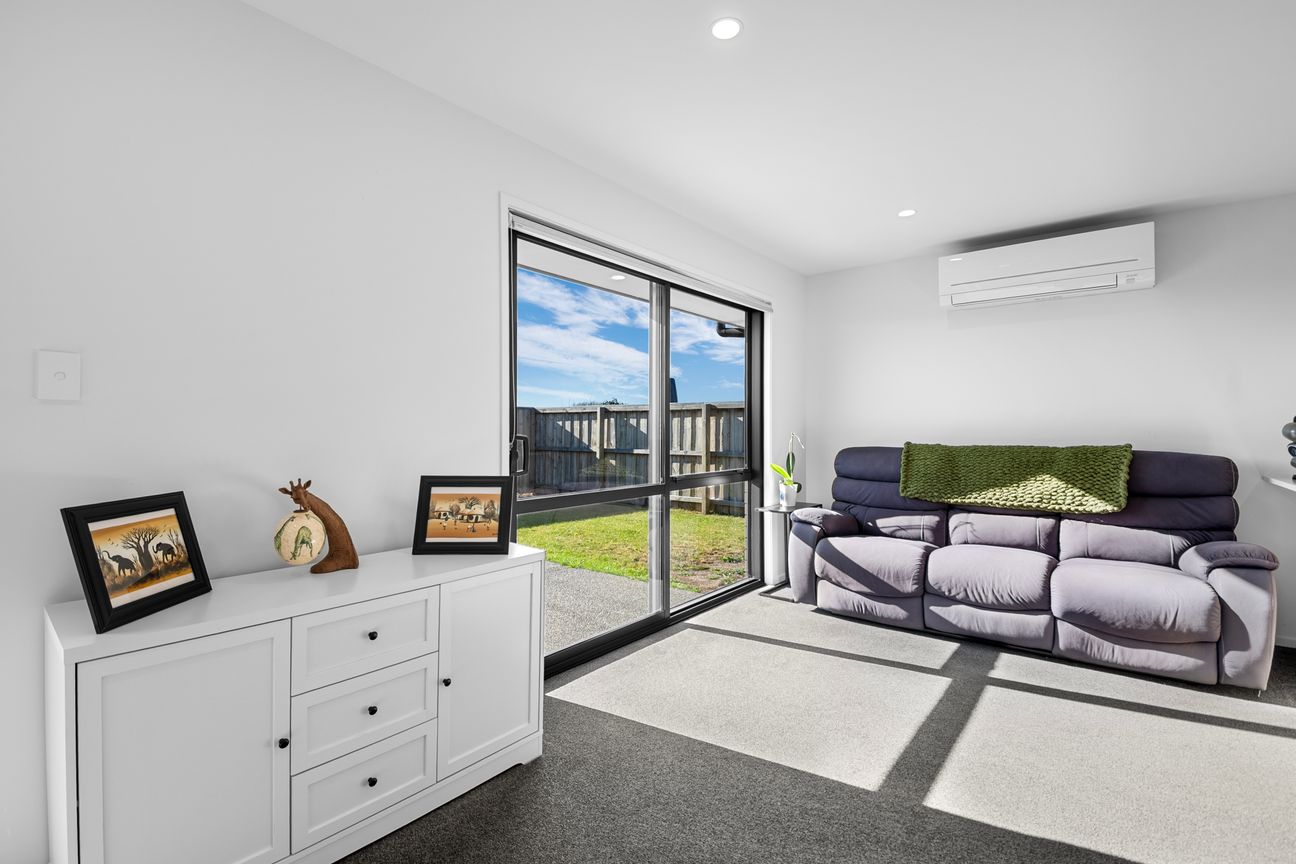 Peaceful Modern Living with a Deadline to Meet - Widok 4