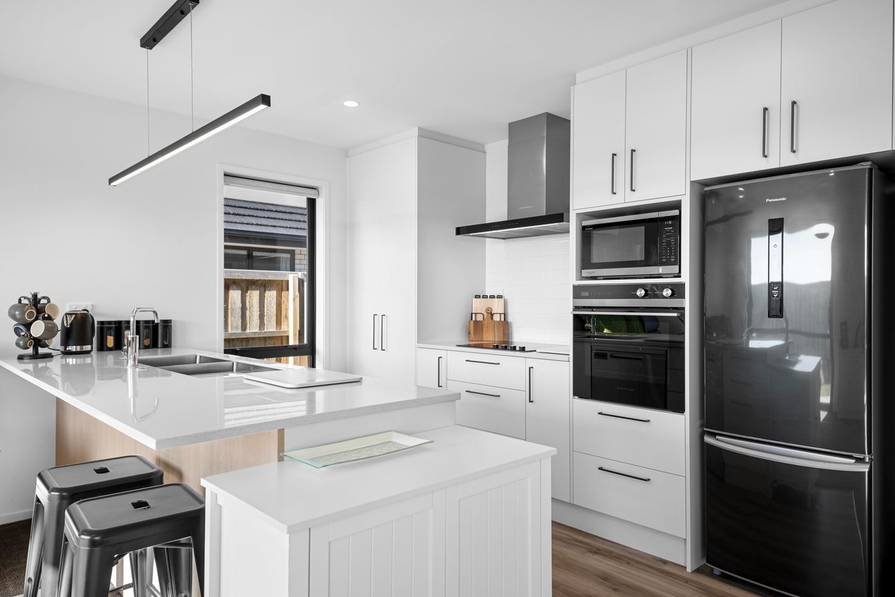 Peaceful Modern Living with a Deadline to Meet - Widok 5