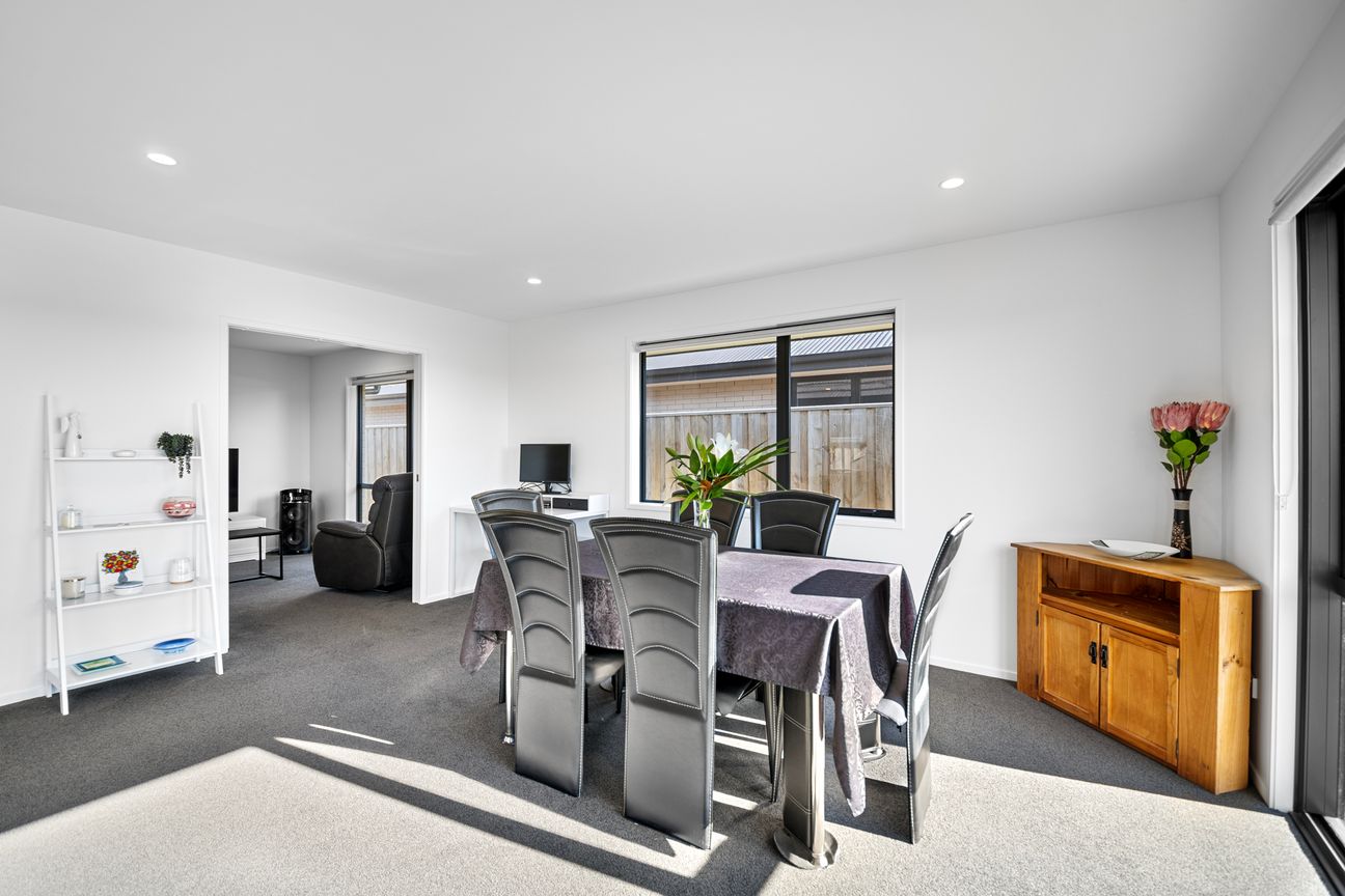 Peaceful Modern Living with a Deadline to Meet - Więcej