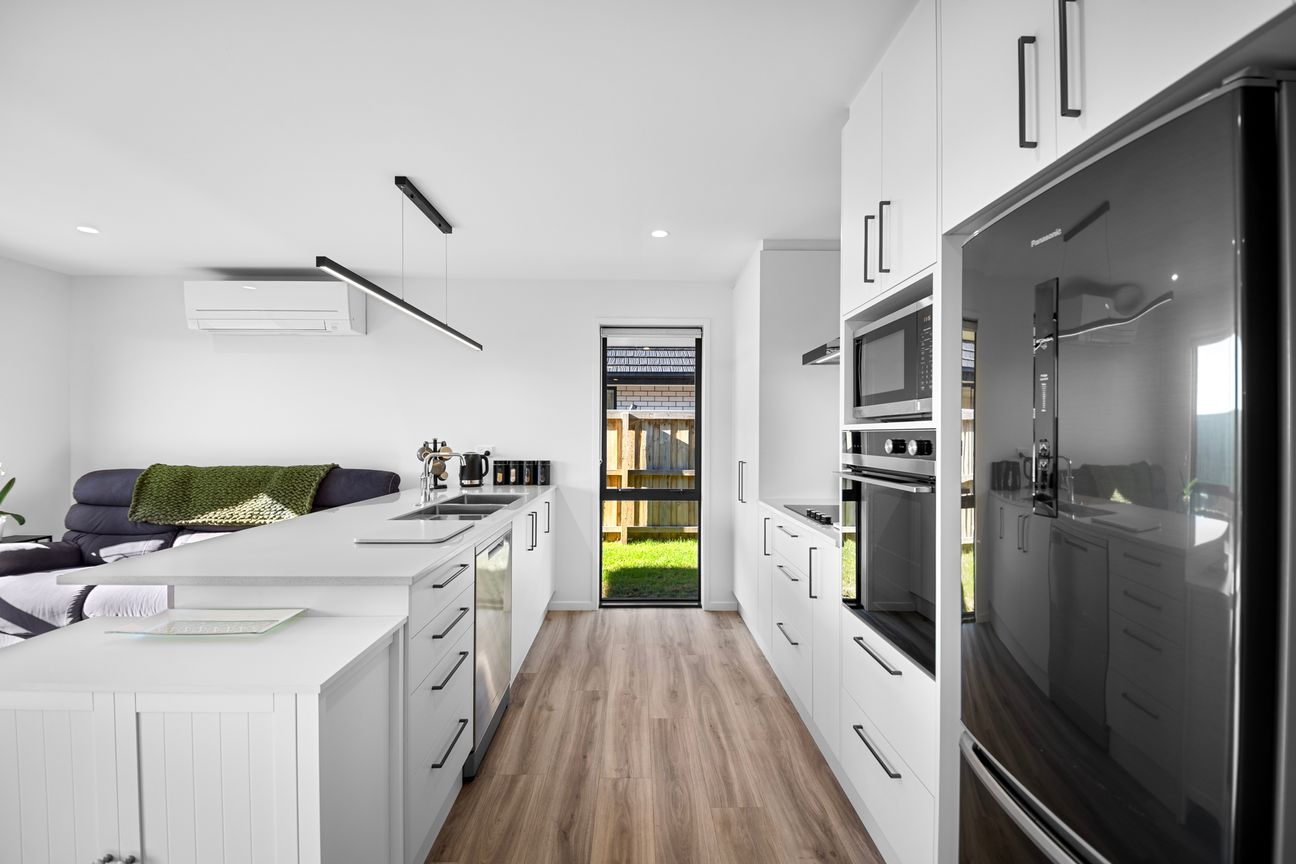 Peaceful Modern Living with a Deadline to Meet - Widok 6