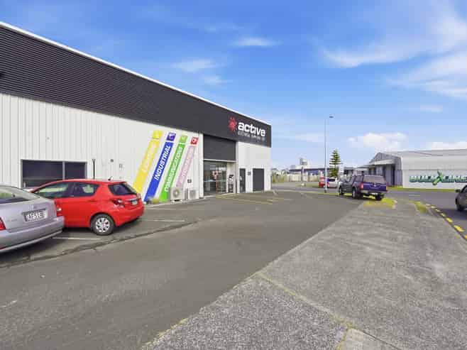 High profile Newton Street trade premises