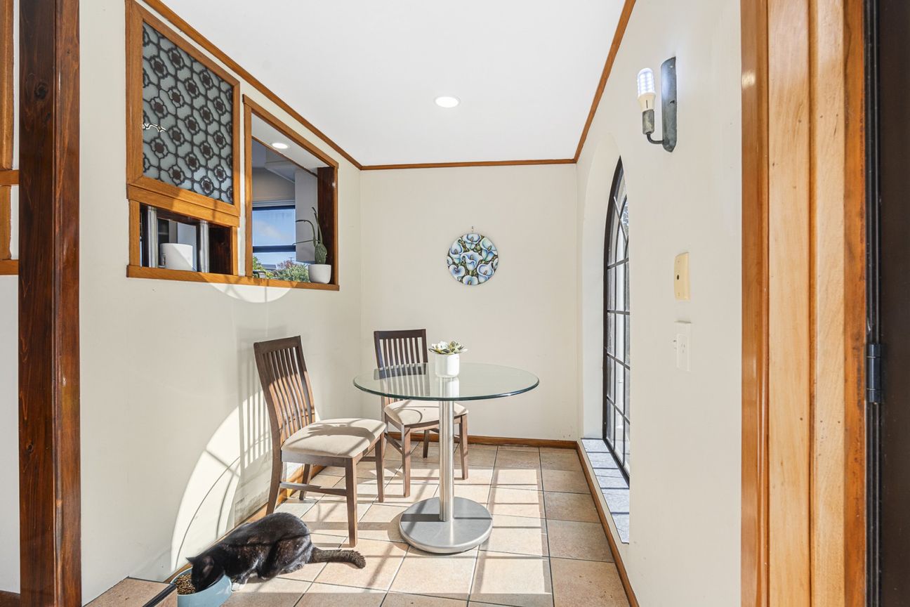 1940's Charm With Modern Comforts - Viac