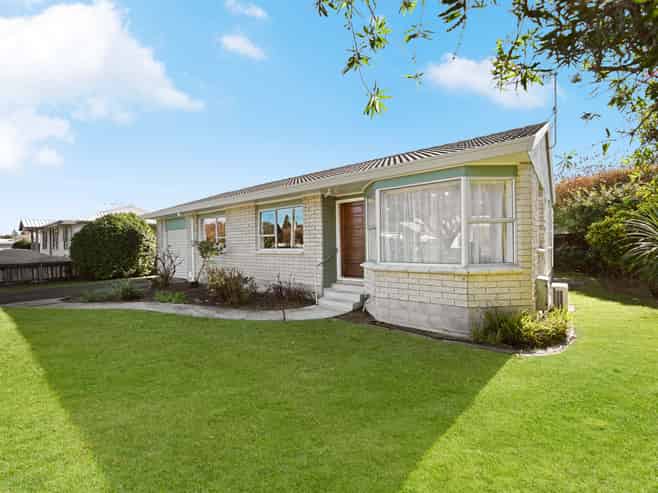 15 Bains Avenue, Hamilton East
