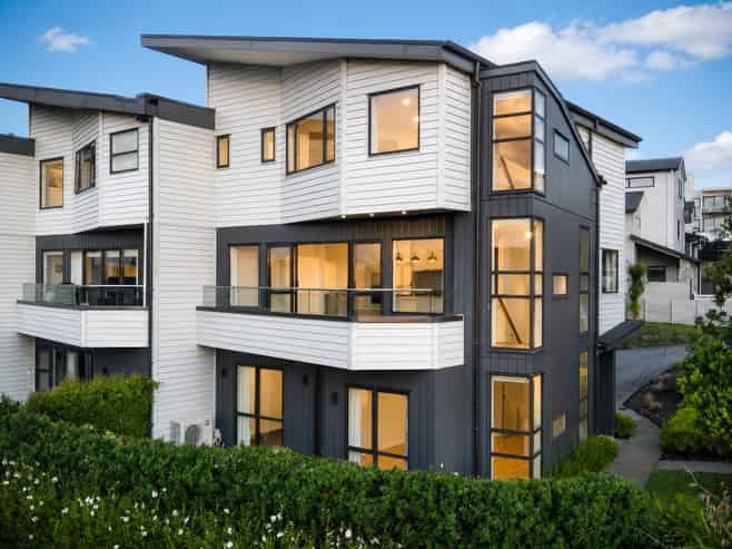 16 Moki Place, Long Bay