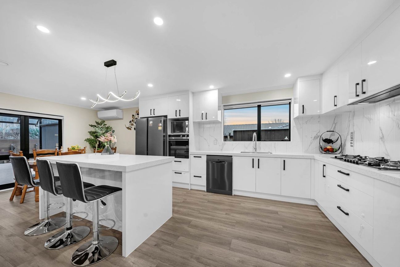 A Family Favourite - Spacious Brick & Tile Living - Więcej