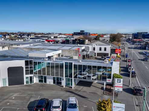 Functional ground floor office with parking