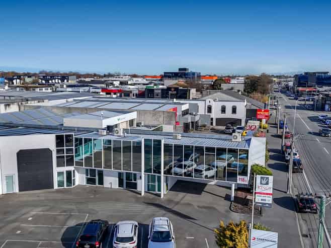 Functional ground floor office with parking