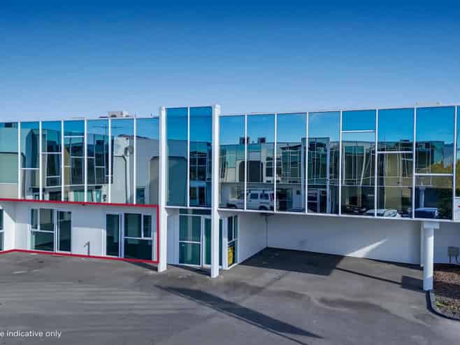 Functional ground floor office with parking