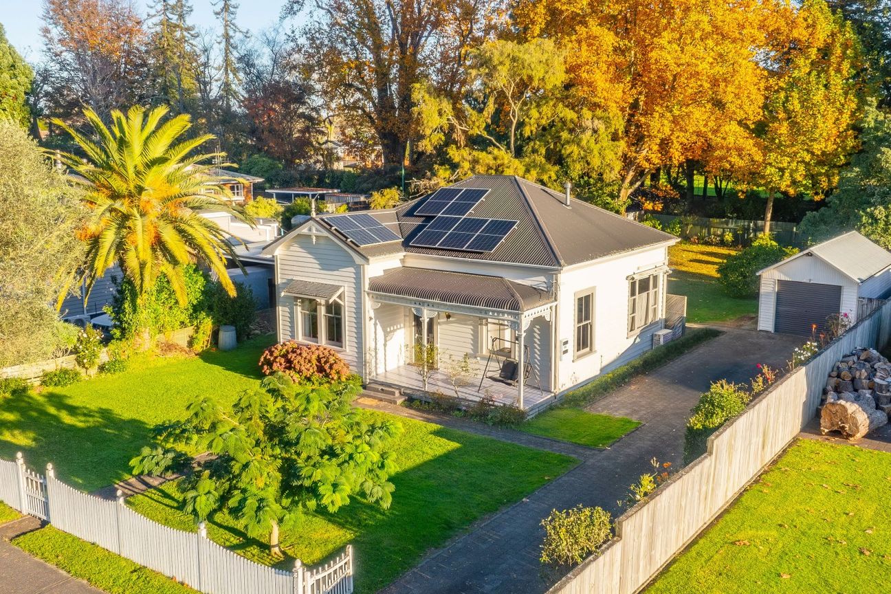 Classic beauty on a 1/4 acre - Vista 4