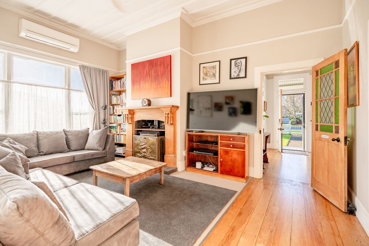 Classic beauty on a 1/4 acre - Altro