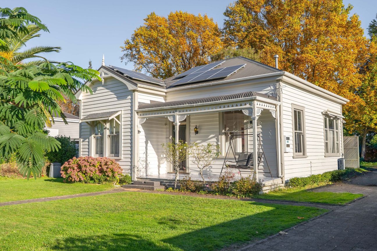 Classic beauty on a 1/4 acre - Vista 5