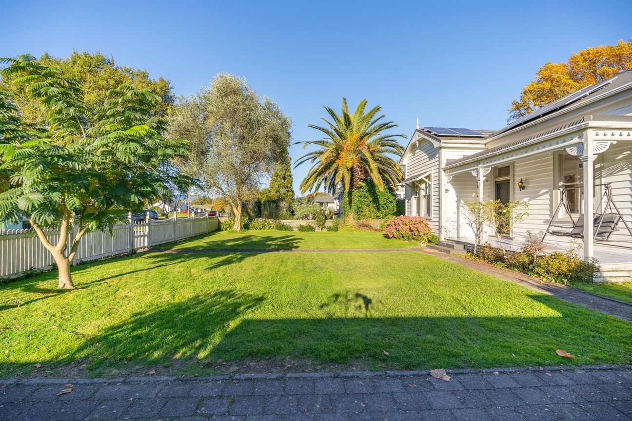 Classic beauty on a 1/4 acre - Vista 6
