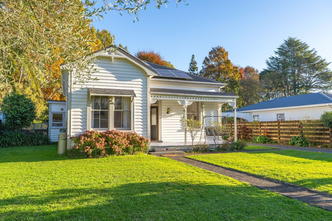 Classic beauty on a 1/4 acre - Vista 3