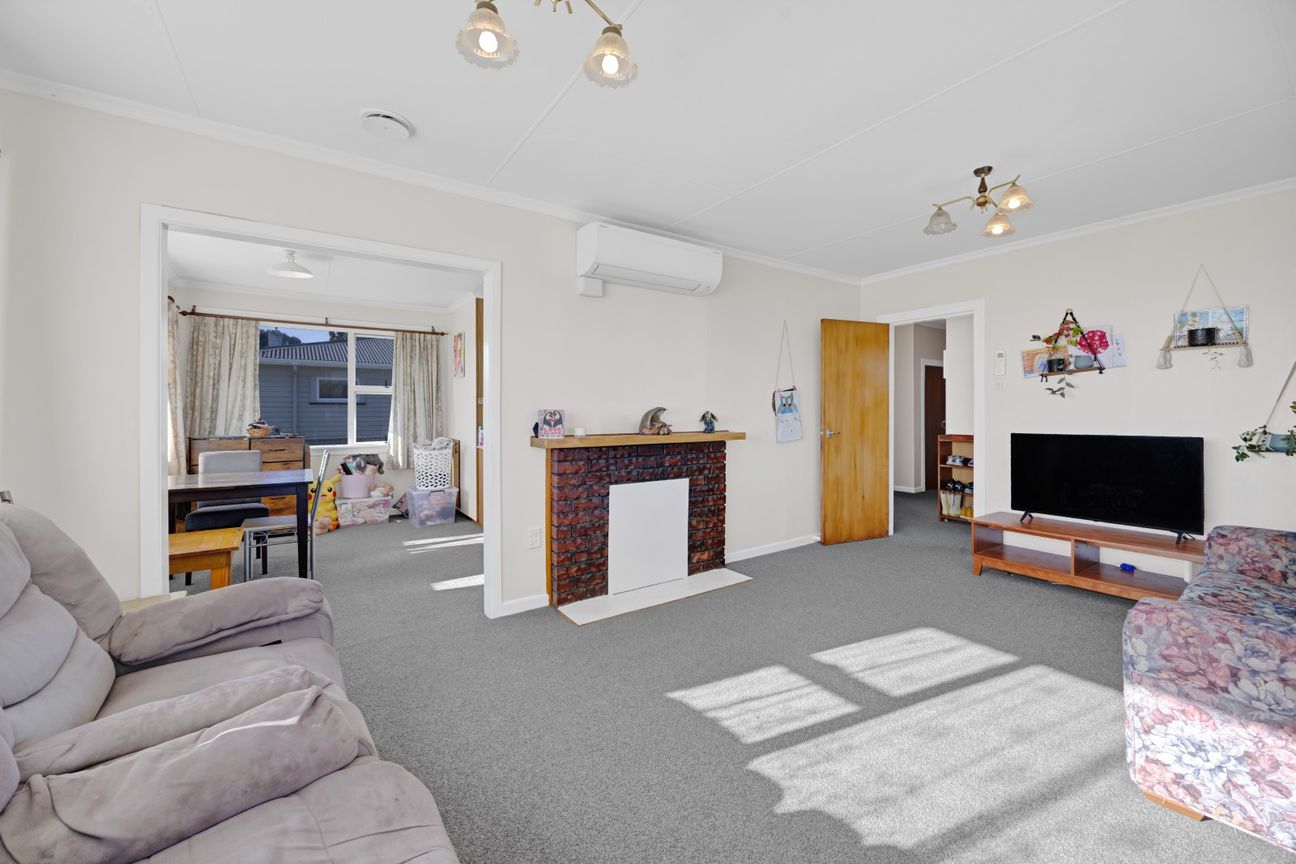 Corner Site Living with Impressive Garaging - Aanzicht 4