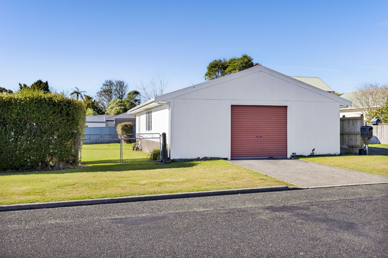Corner Site Living with Impressive Garaging - Aanzicht 2