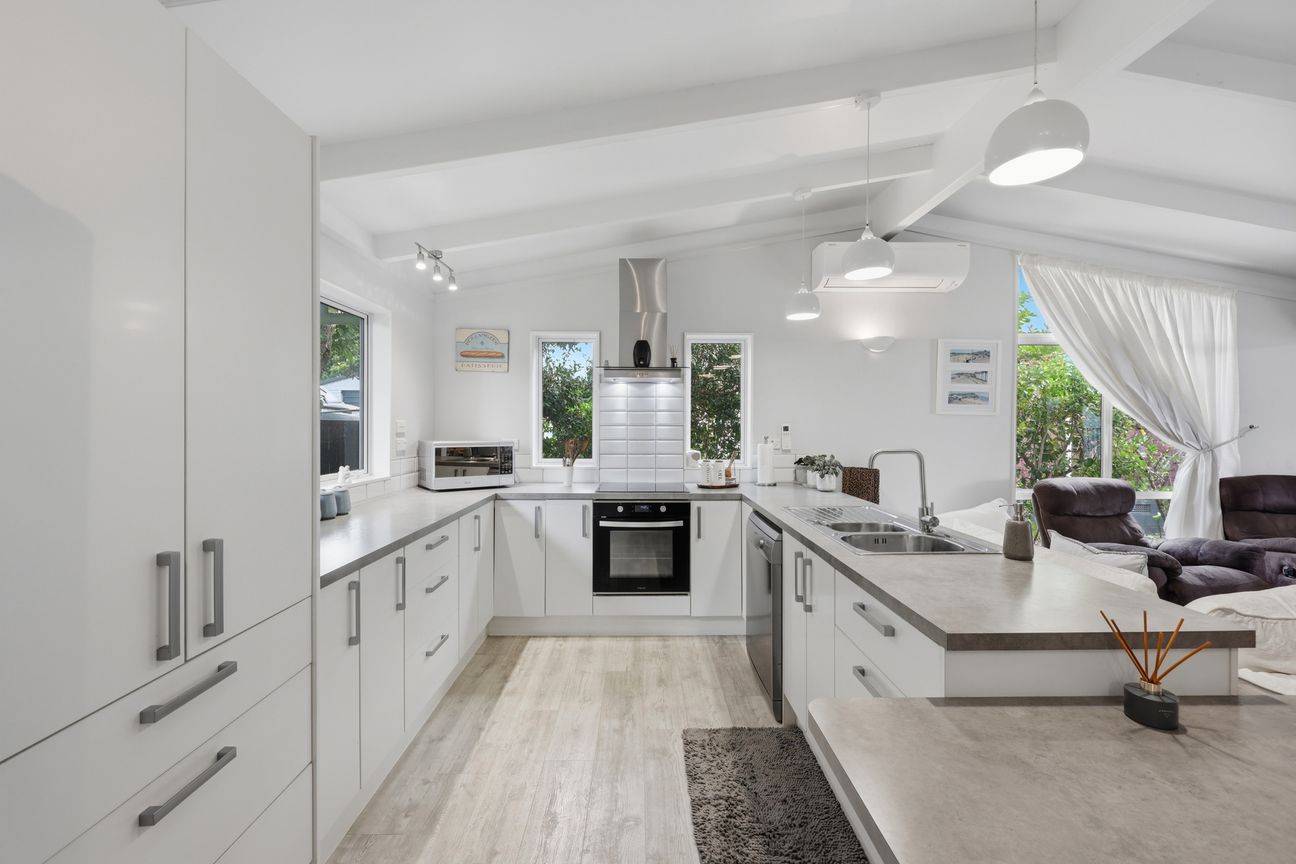 Beachside Living -Renovated Home + Stylish Studio - Mehr