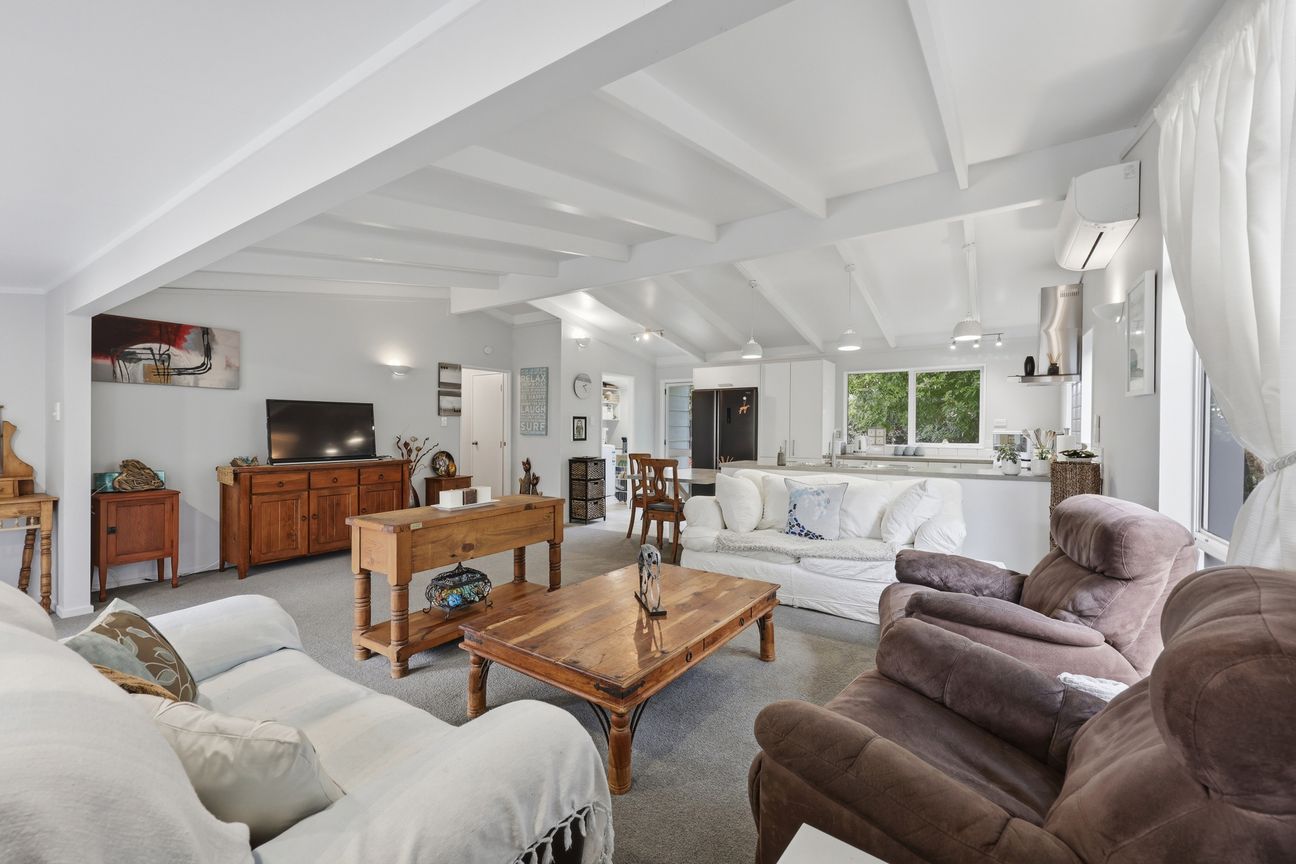 Beachside Living -Renovated Home + Stylish Studio - Ansicht 2