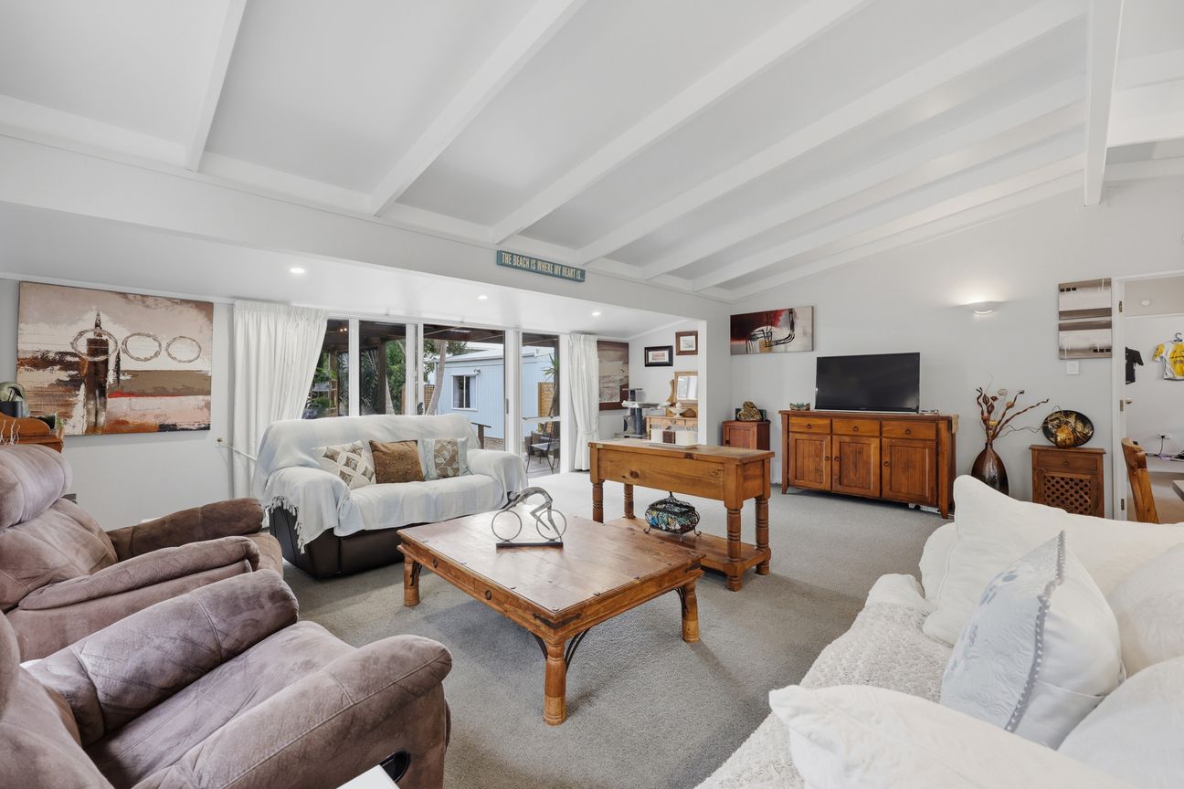 Beachside Living -Renovated Home + Stylish Studio - Ansicht 3