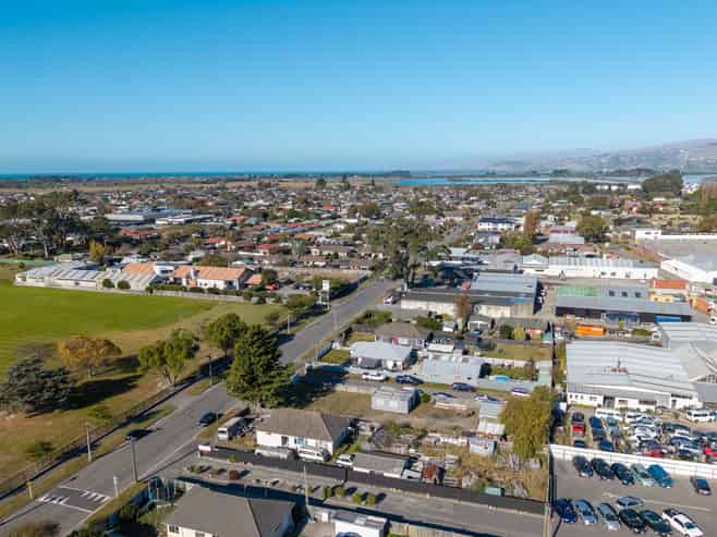 90 & 90a Shortland Street, Wainoni