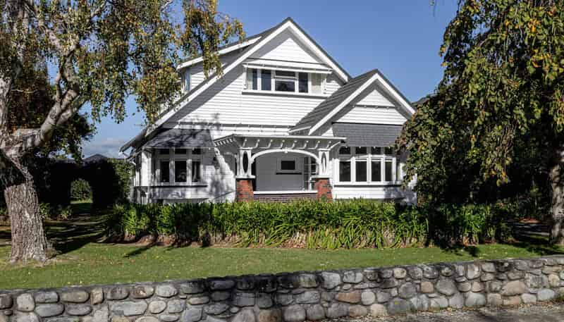 350 College Street, West End