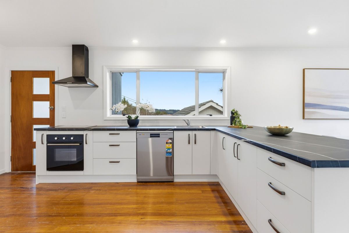 Freshly updated and move in ready! - Więcej