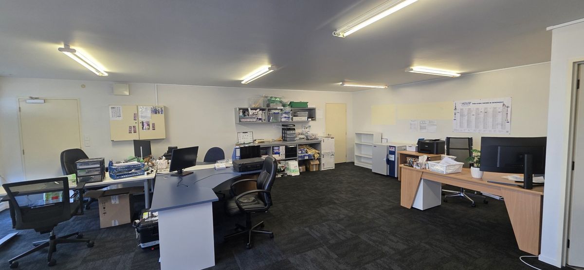 Central and Convenient Ground Floor Office - Radharc 4