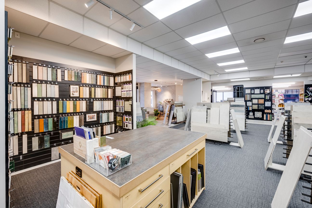 Premium Showroom with New Long-Term Lease - Mehr