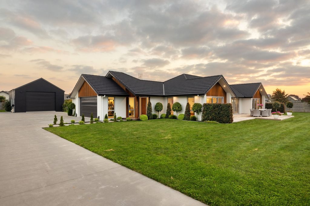 The ultimate family home. Space, light, boat shed! 4